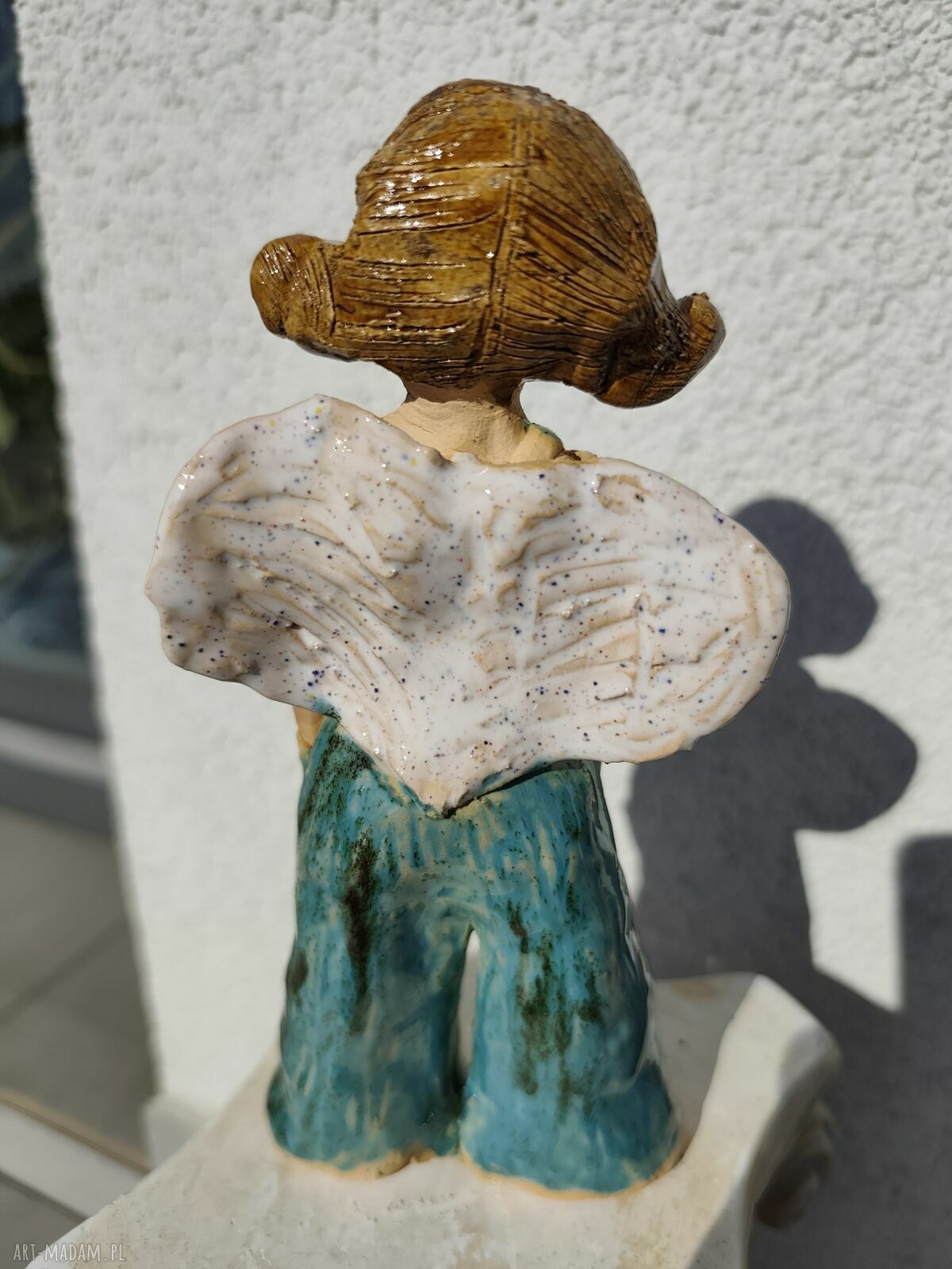 Aniołek ceramiczny w ogrodniczkach - prezent na chrzest i Komunię