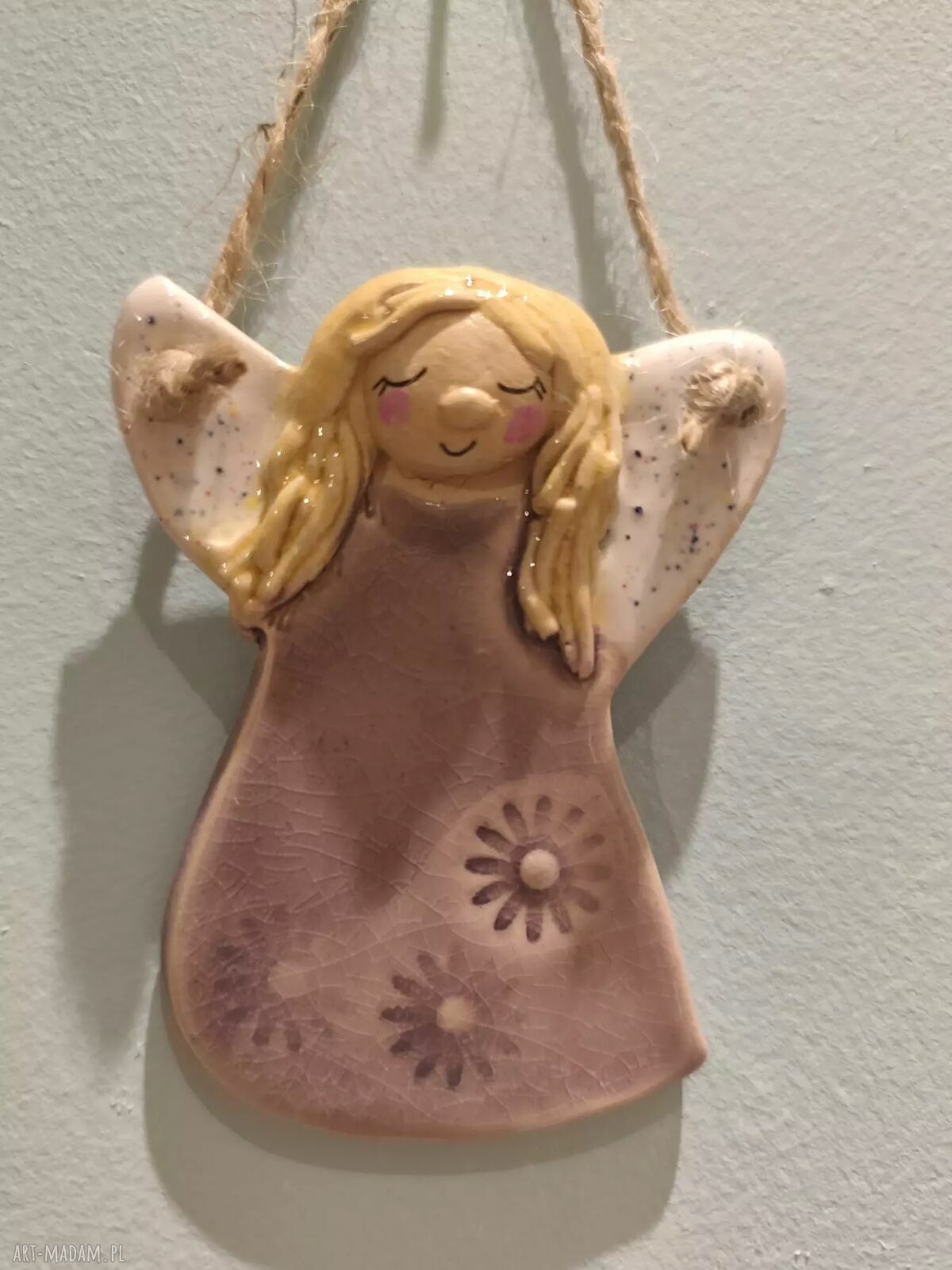 Ceramiczny aniołek maluszek w amarantowej sukience