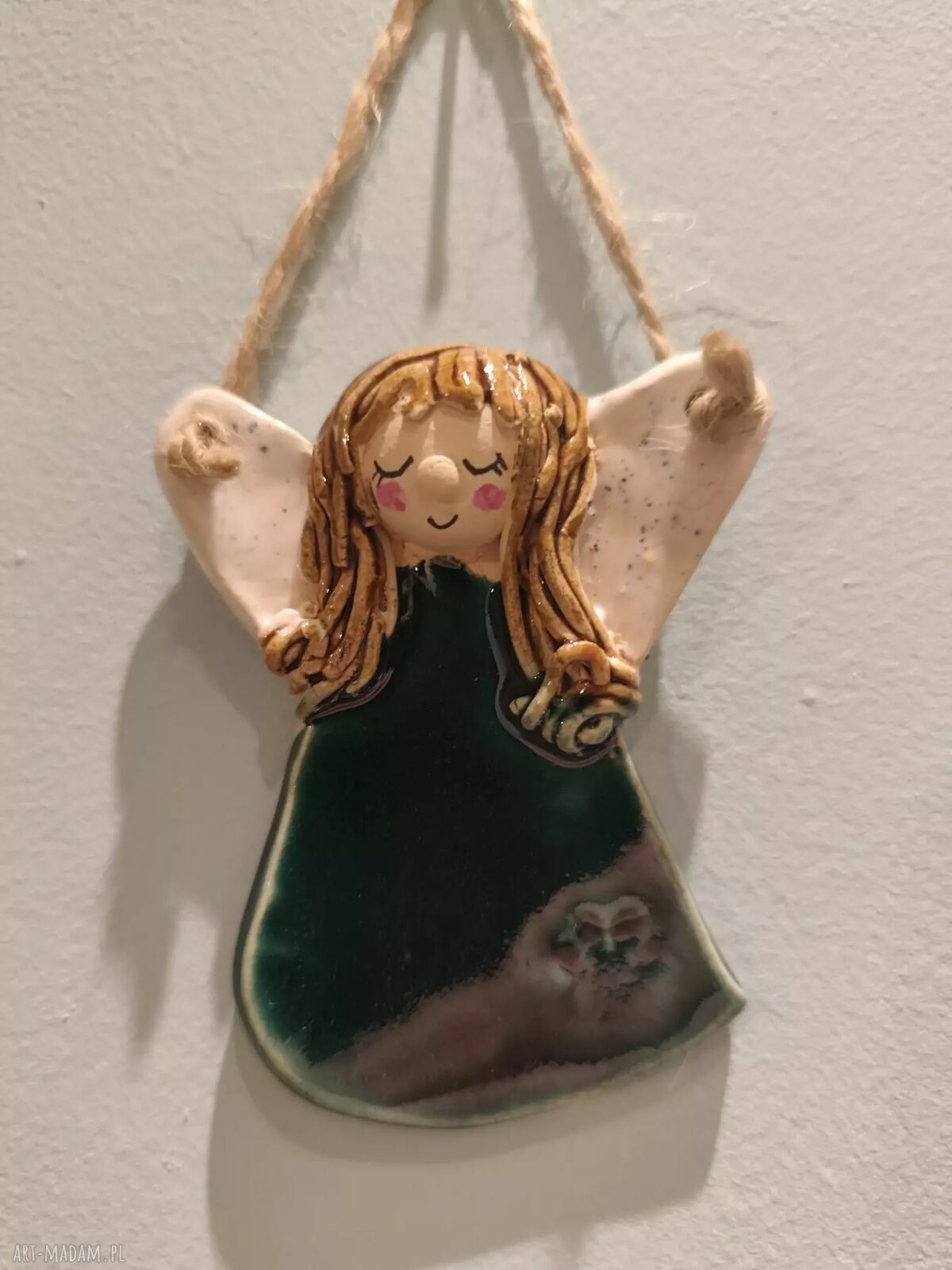 Aniołek ceramiczny maluszek w zielonej sukience
