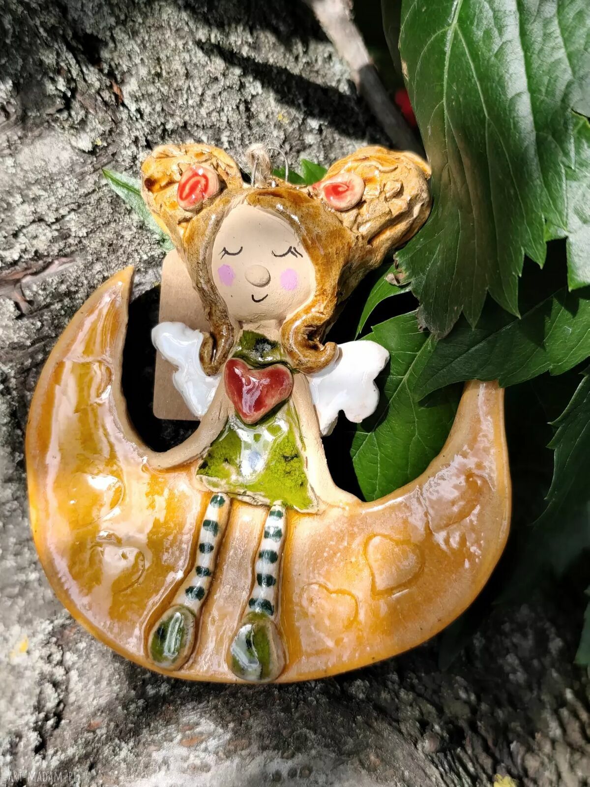 Ręcznie robiony ceramiczny aniołek na morelowym księżycu