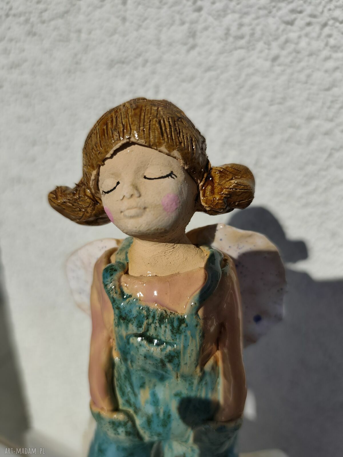 Aniołek ceramiczny w ogrodniczkach - prezent na chrzest i Komunię
