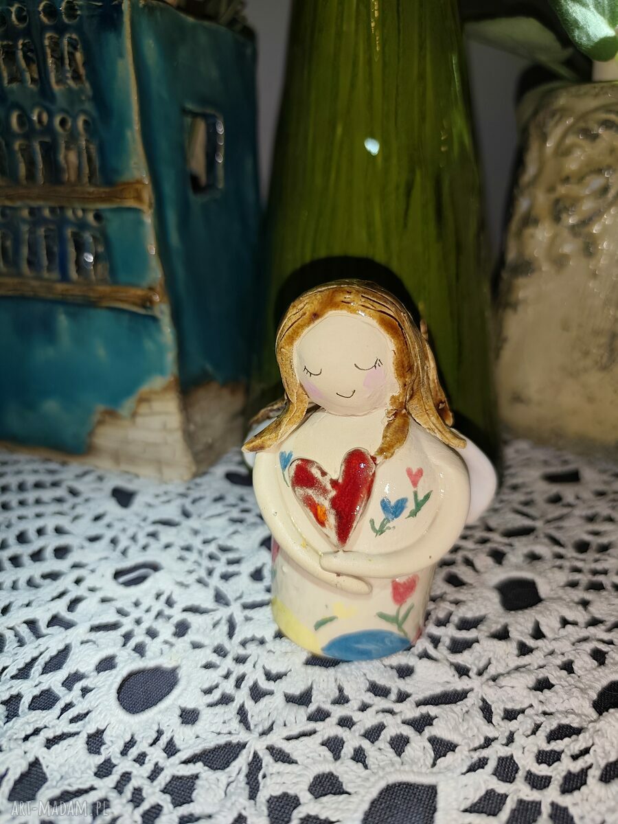 Aniołek ceramiczny na Boże Narodzenie - prezent z sercem