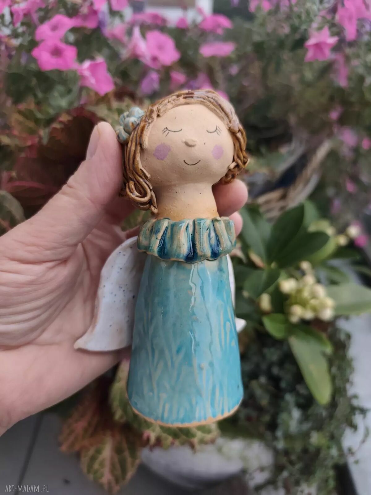 Ceramiczny aniołek w błękitnej sukience - ręcznie wykonana pamiątka