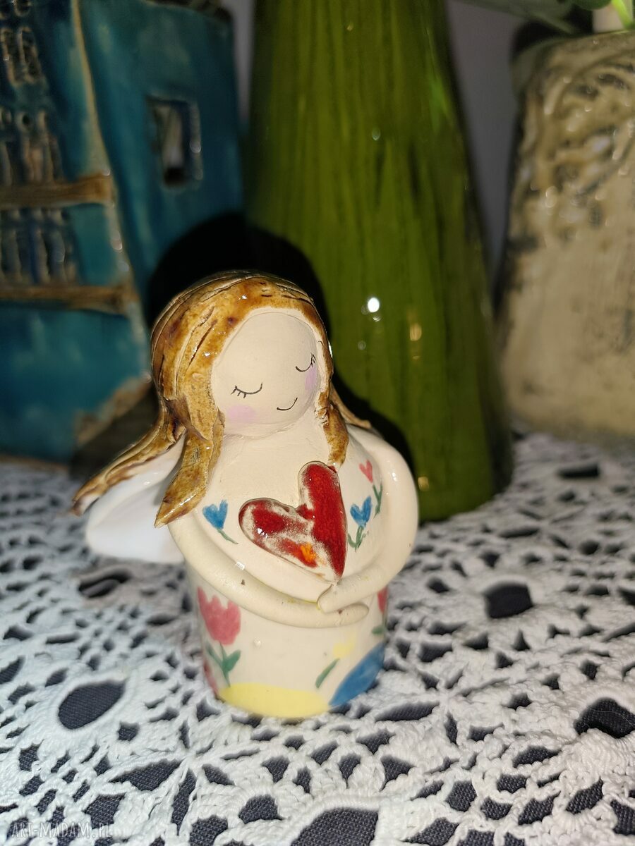 Aniołek ceramiczny na Boże Narodzenie - prezent z sercem
