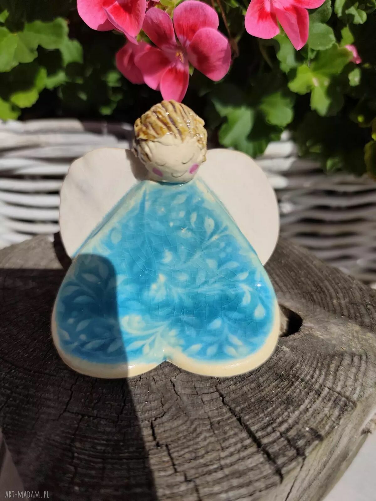 Ceramiczny aniołek z serduszkiem - ręcznie wykonana ozdoba