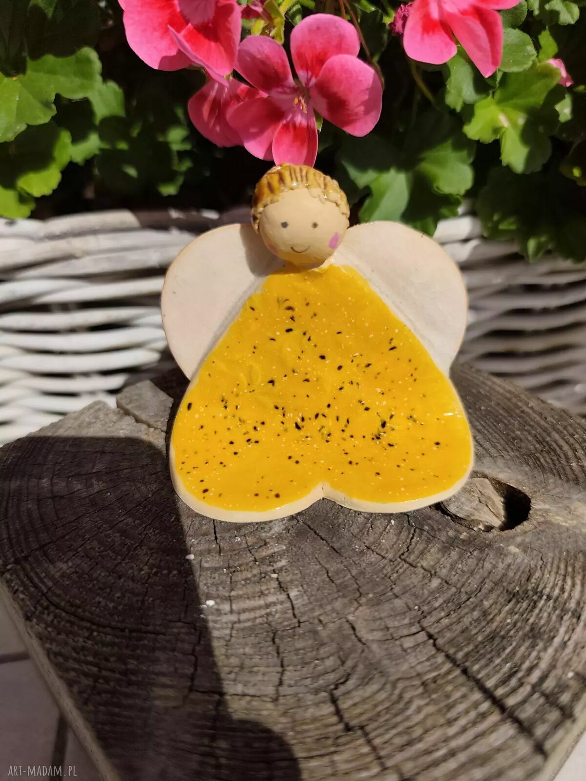 Ręcznie robiony ceramiczny aniołek z serduszkiem