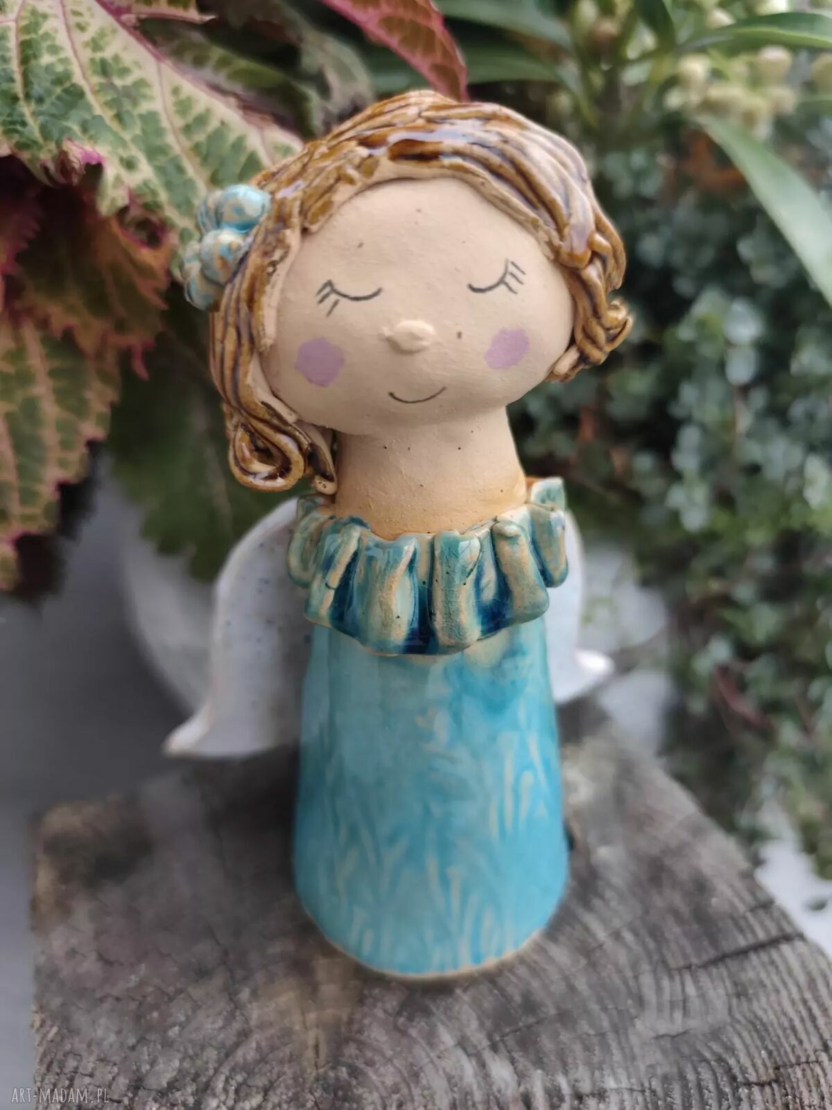 Ceramiczny aniołek w błękitnej sukience - ręcznie wykonana pamiątka