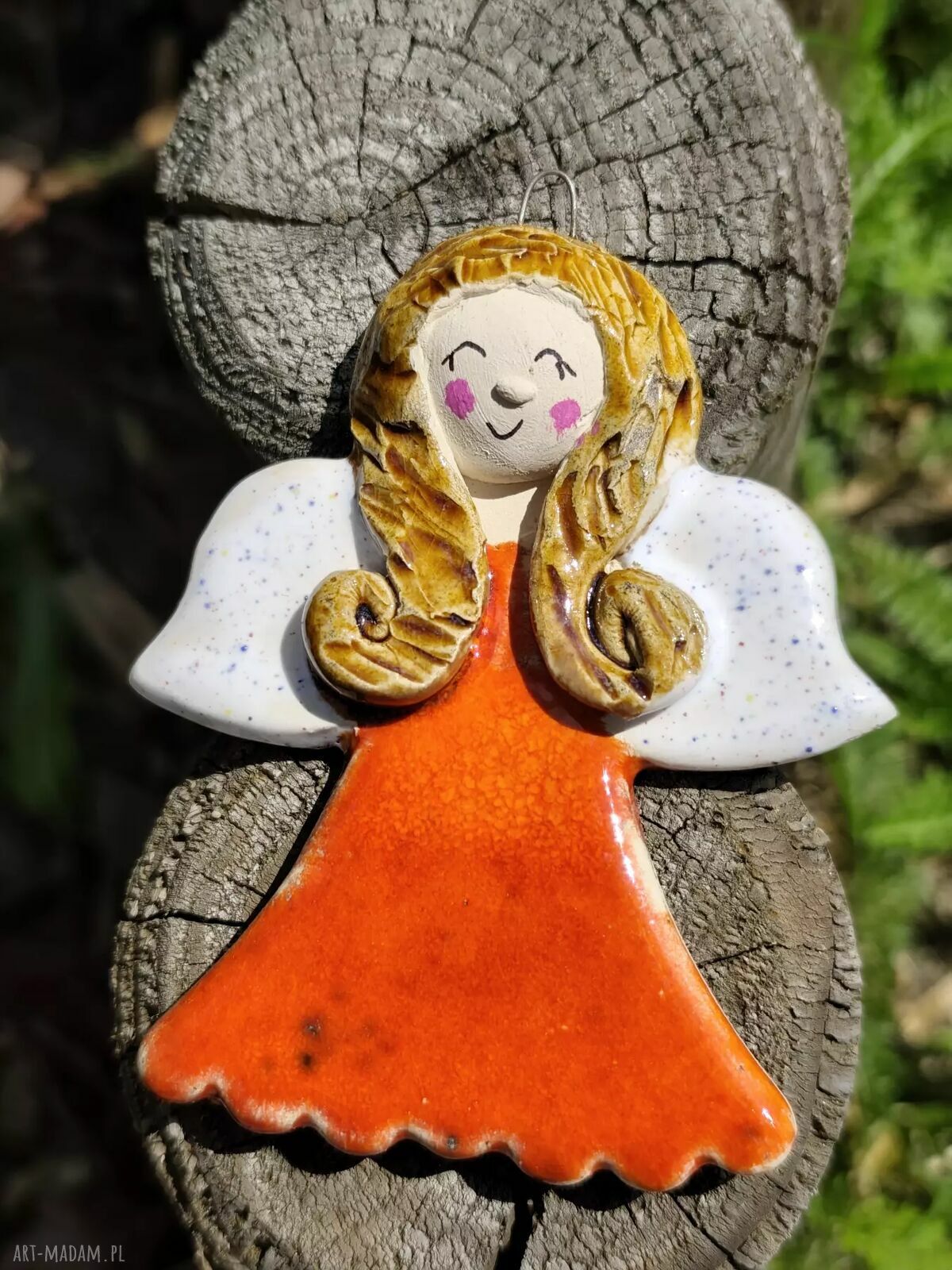 Ręcznie robiony ceramiczny aniołek z kolorową sukienką