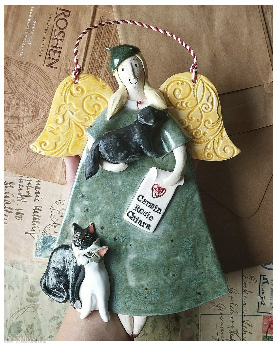 Aniołek seledynowy z 2 kotami i sunią - ceramika handmade do zawieszenia