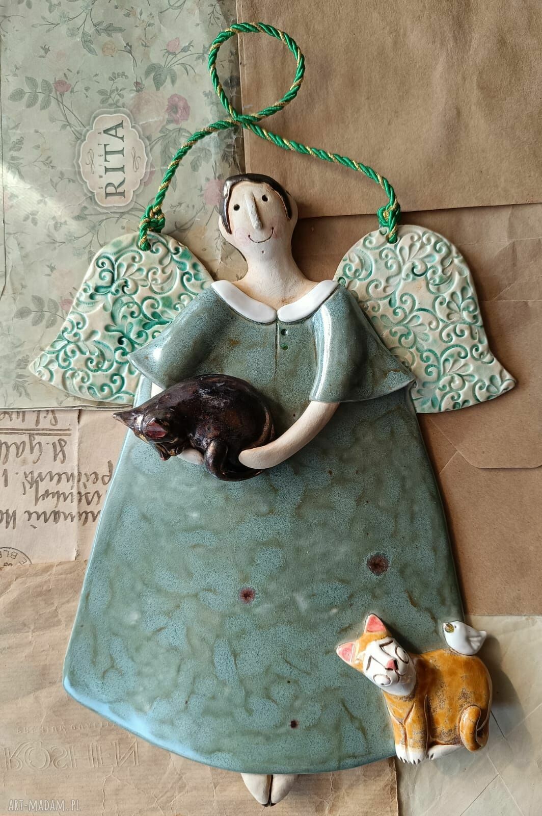 Aniołek seledynowy z 2 kotami - ceramiczna dekoracja na ścianę