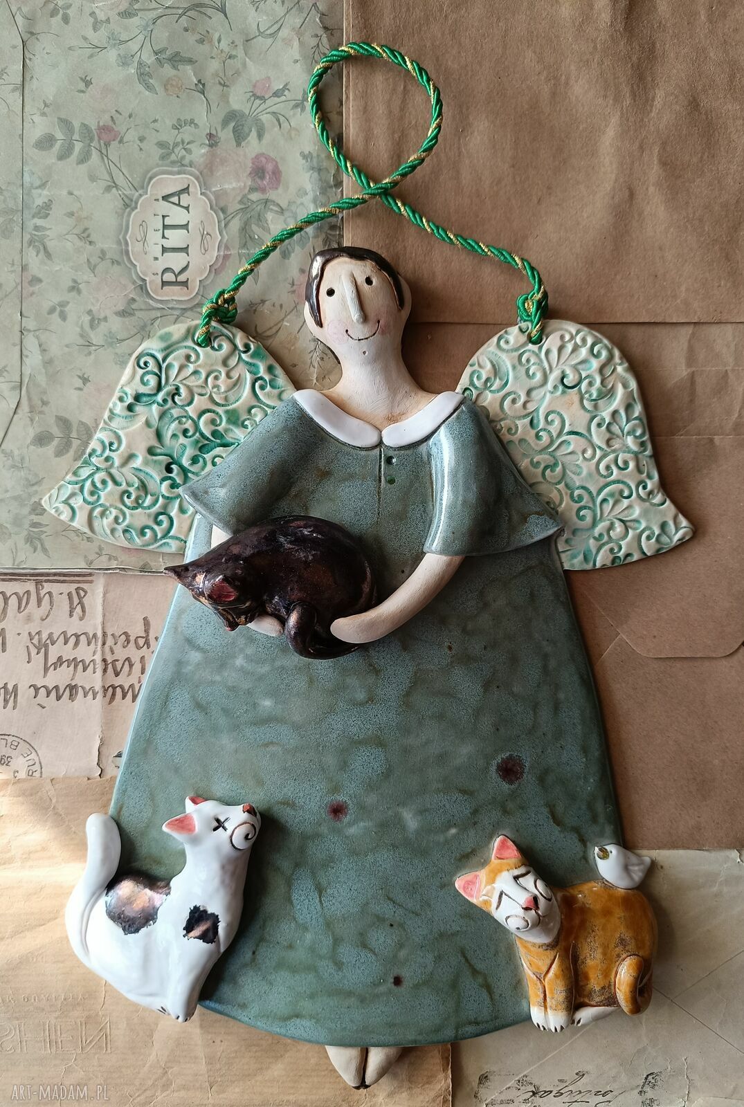 Aniołek seledynowy z 3 kotami - ceramika handmade do powieszenia