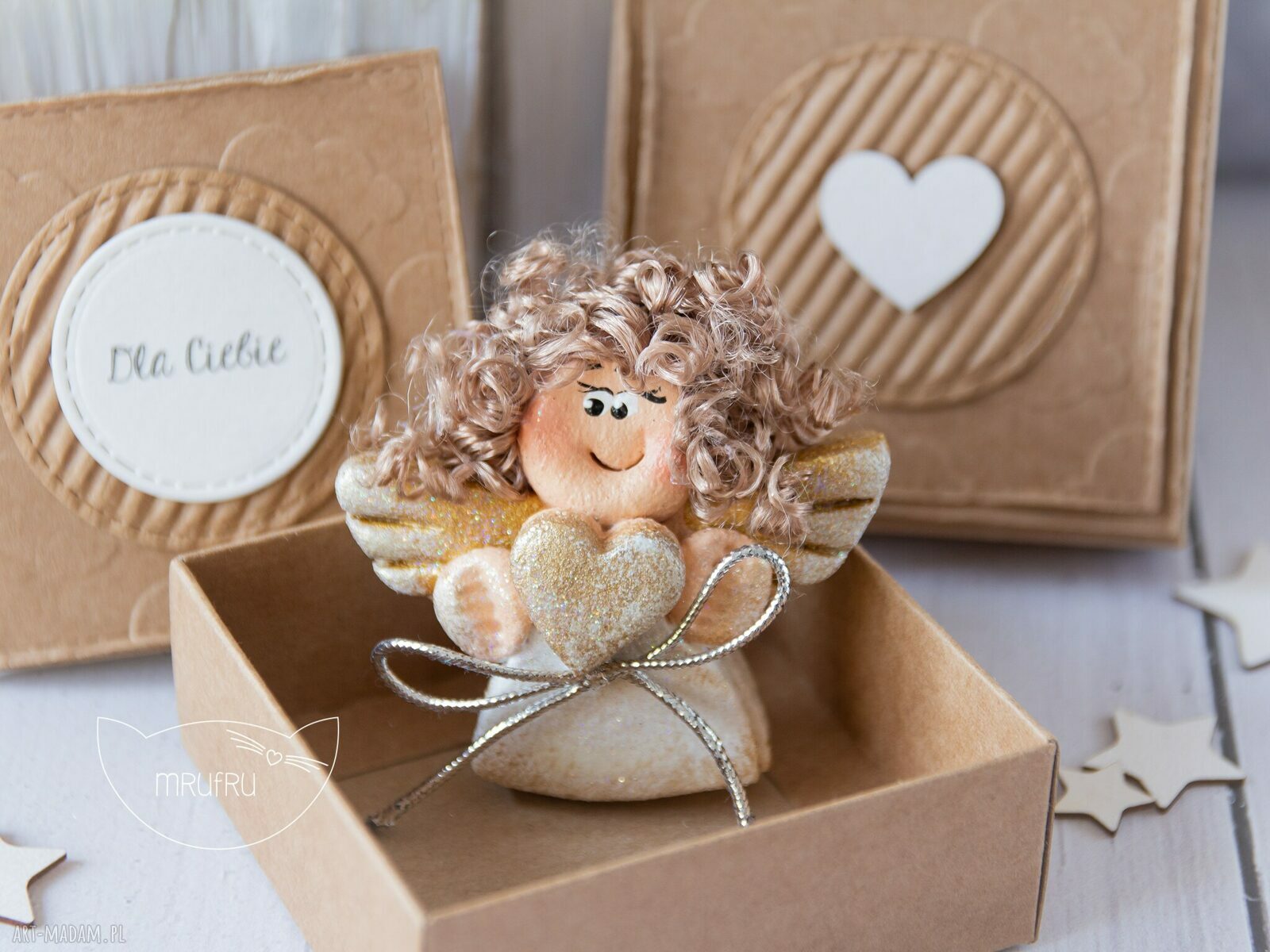 scrapbooking kartki: Aniołek Stróż z kartką w mini pudełeczku. Przeurocza alternatywa dla karki