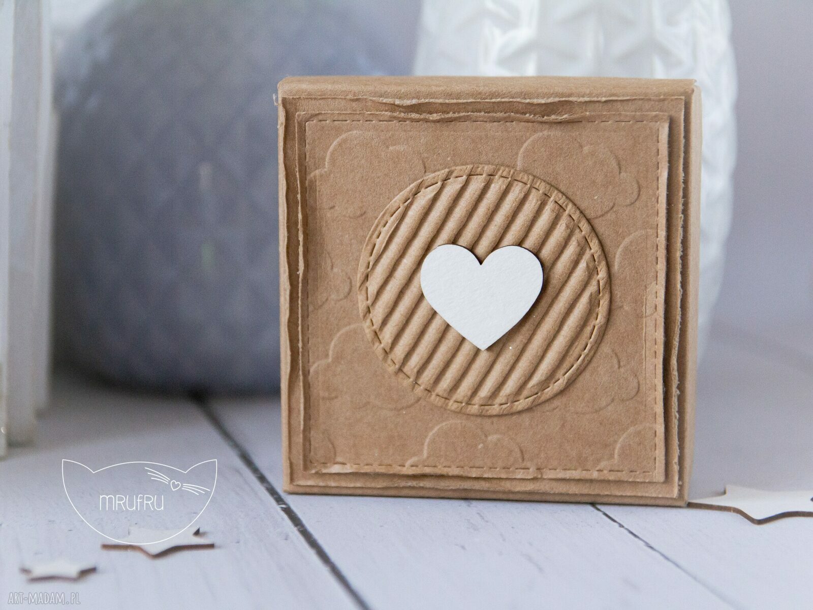 scrapbooking kartki: Aniołek Stróż z kartką w mini pudełeczku. Przeurocza alternatywa dla karki