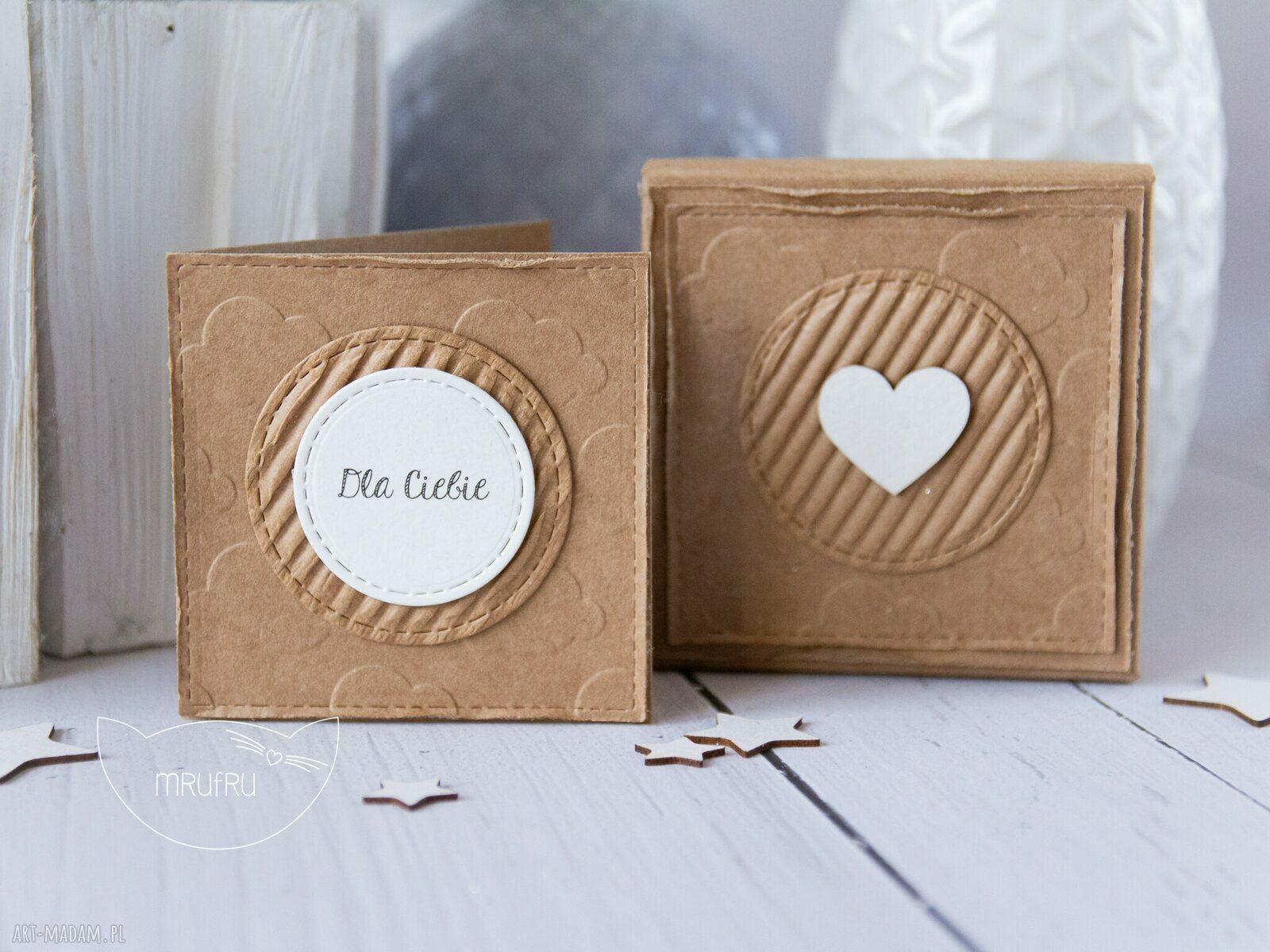 kartki: Aniołek Stróż z kartką w mini pudełeczku. Przeurocza alternatywa dla karki