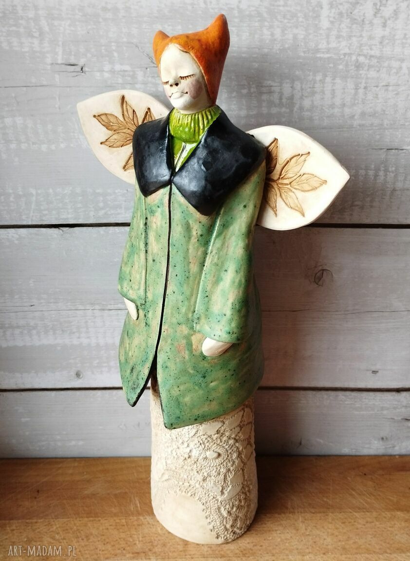 Aniołek ceramiczny z płaszczyku z rudymi różkami - ręcznie robiona dekoracja do domu