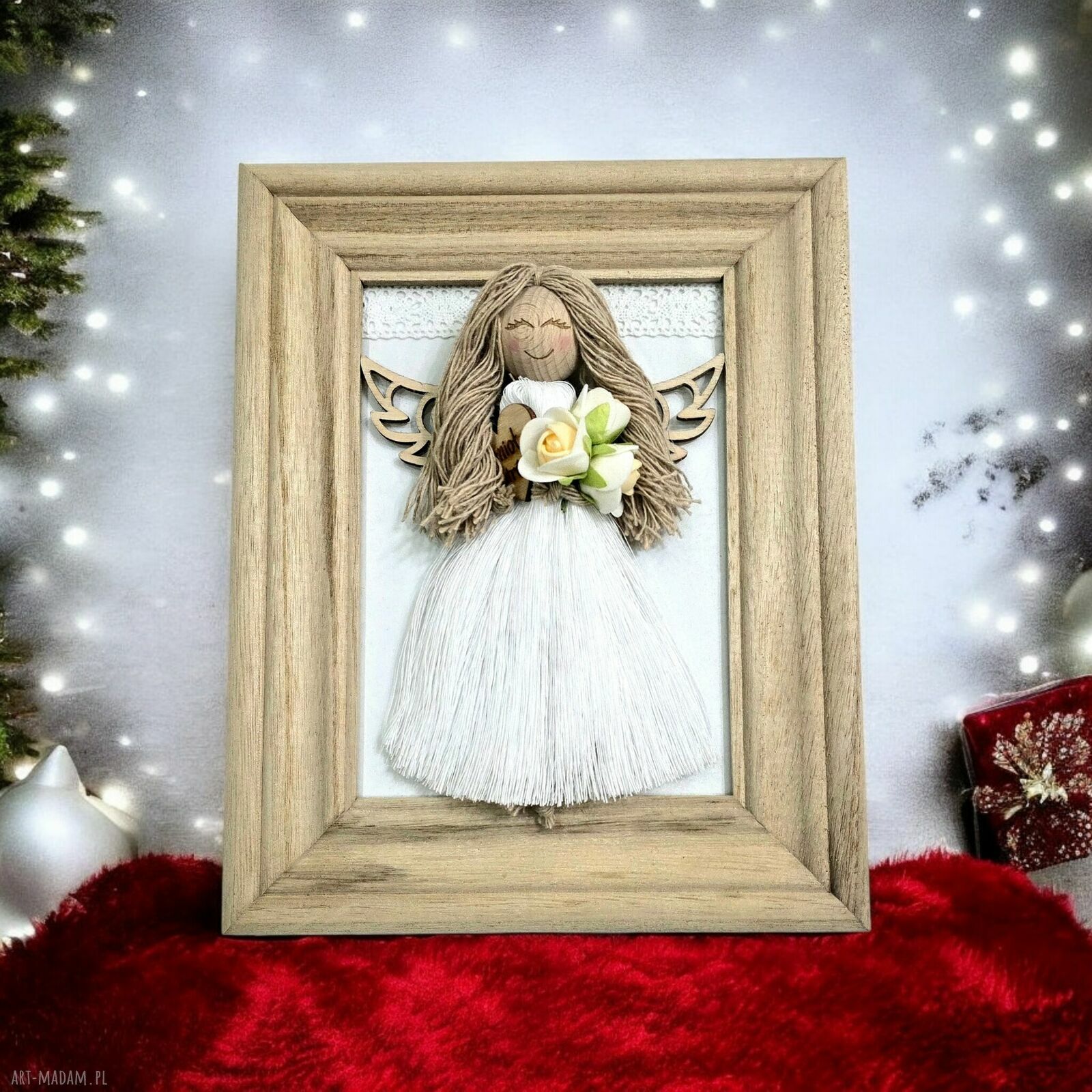 Aniołek w ramce z makramy - beżowo-biała dekoracja handmade 25x21 cm