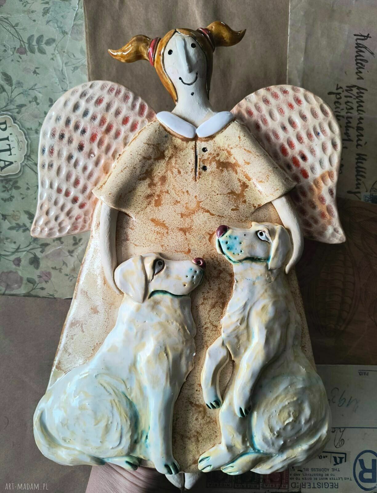 Aniołek z 2 golden retrieverami - ceramiczna dekoracja do zawieszenia