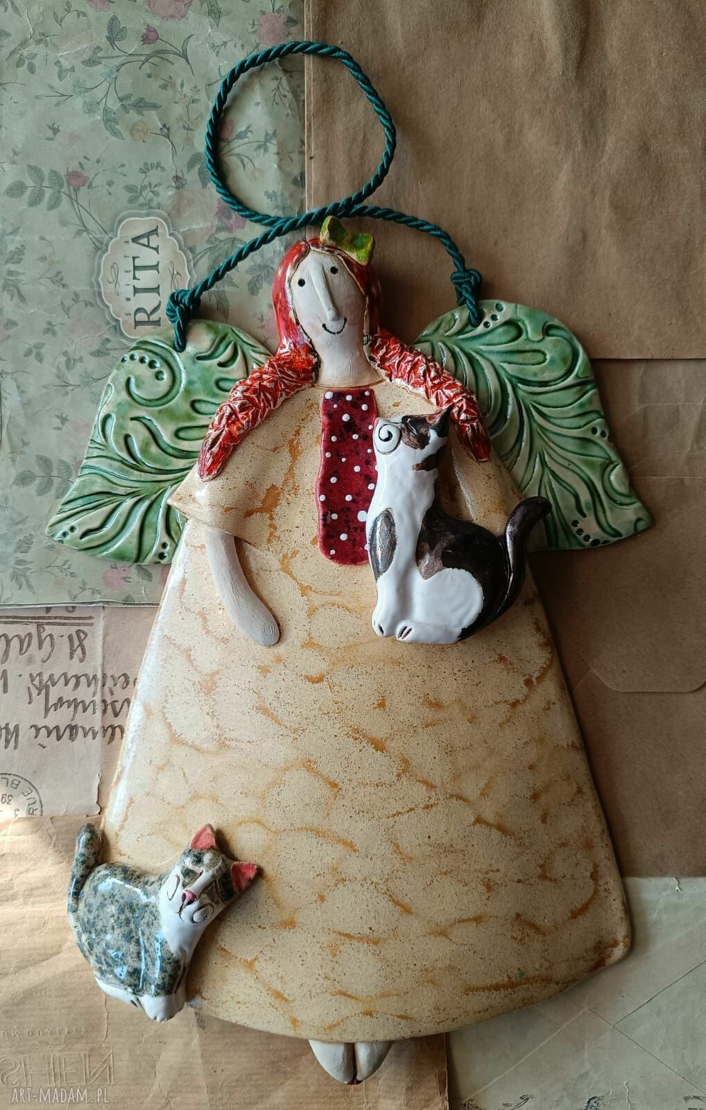 Ceramiczny aniołek z dwoma kotami i rudymi warkoczami