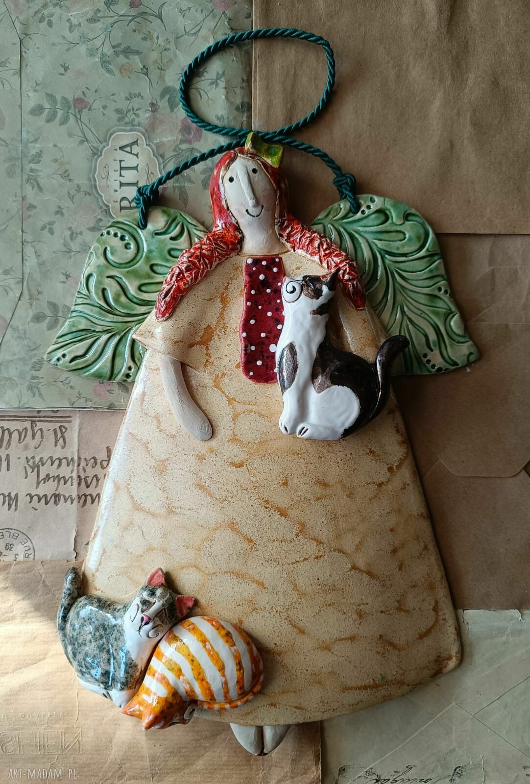 Aniołek ceramiczny z 3 kotami - ręcznie robiona dekoracja na ścianę