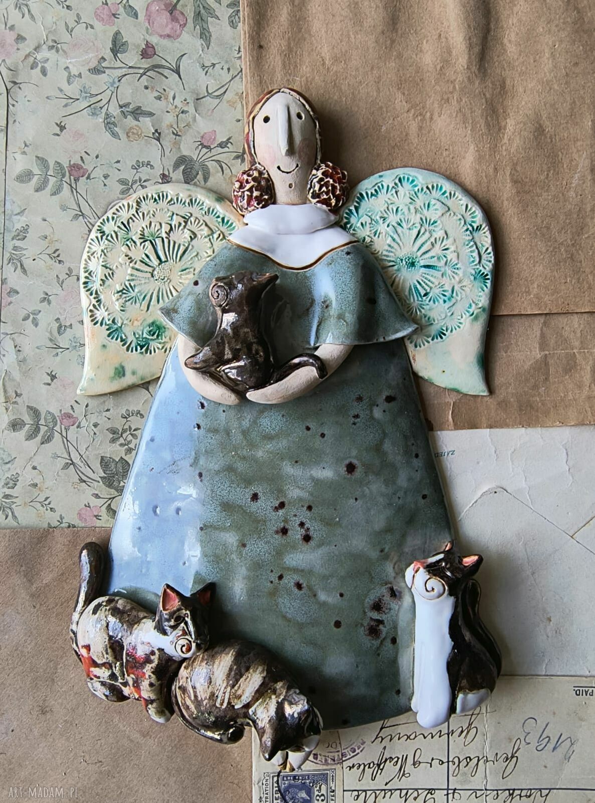 Aniołek z 4 kotami - ceramiczna dekoracja do powieszenia