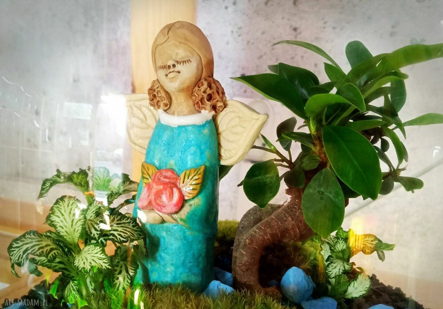 Aniołek z bukiecikiem - miniatura z ceramiki