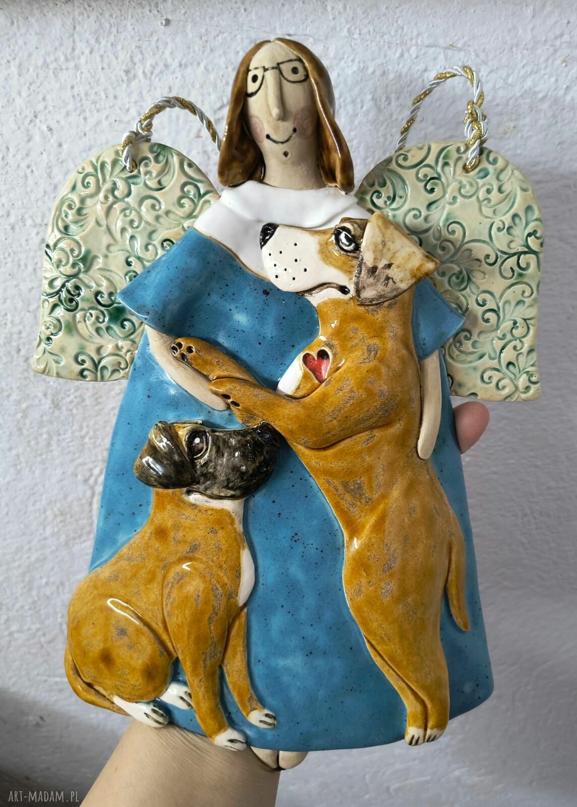 Aniołek z dogami - ceramiczna dekoracja do zawieszenia