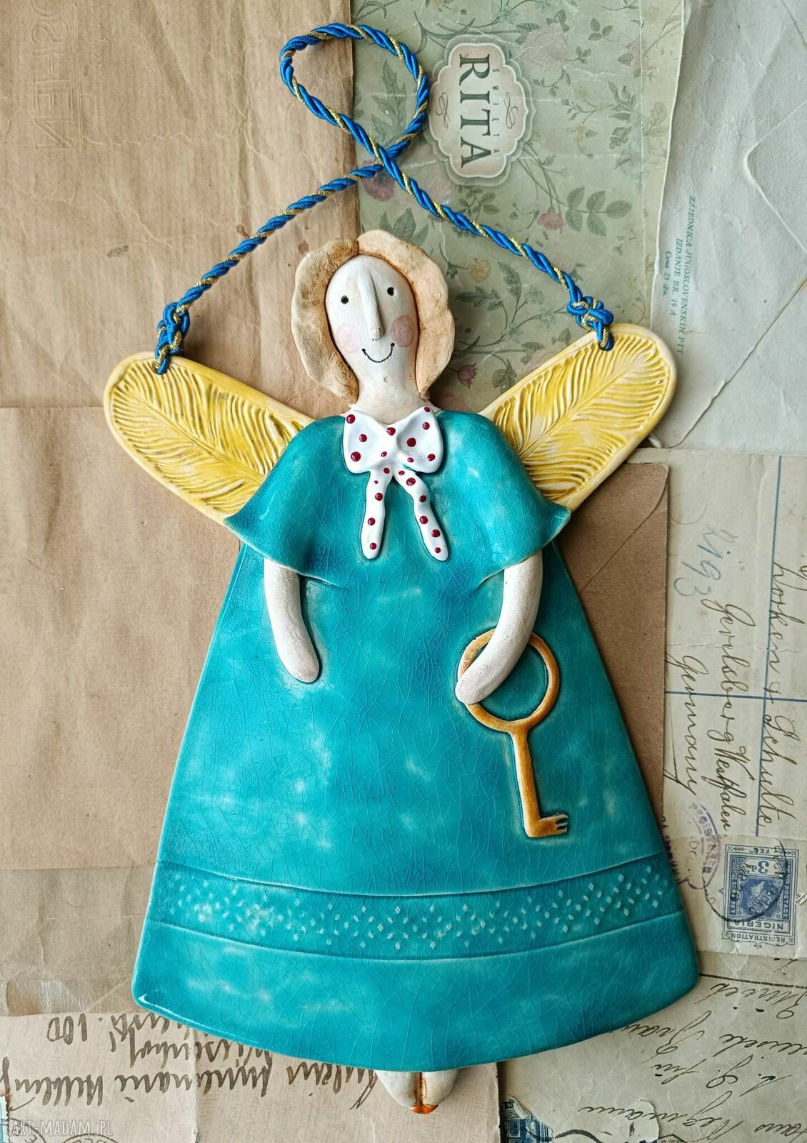 Aniołek z kluczem II - ceramiczna ozdoba na ścianę