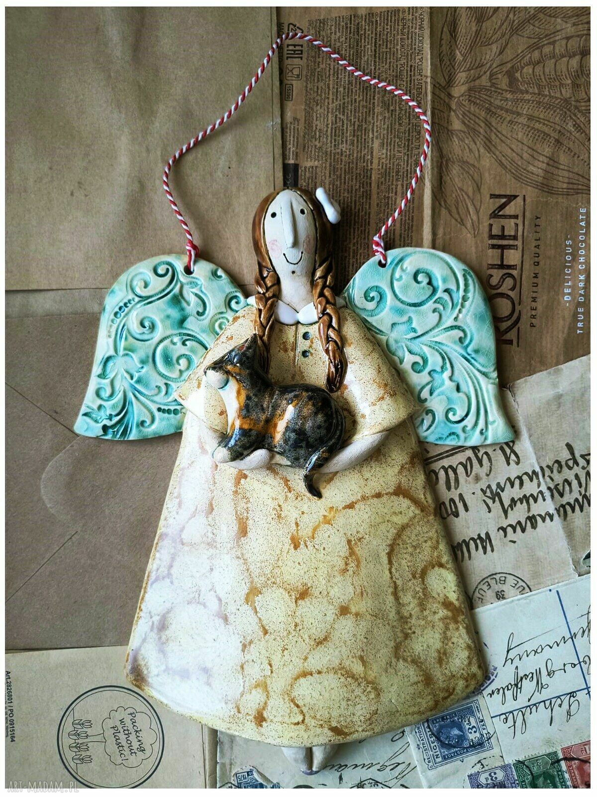 Aniołek z kotkiem - ceramiczna dekoracja handmade do zawieszenia