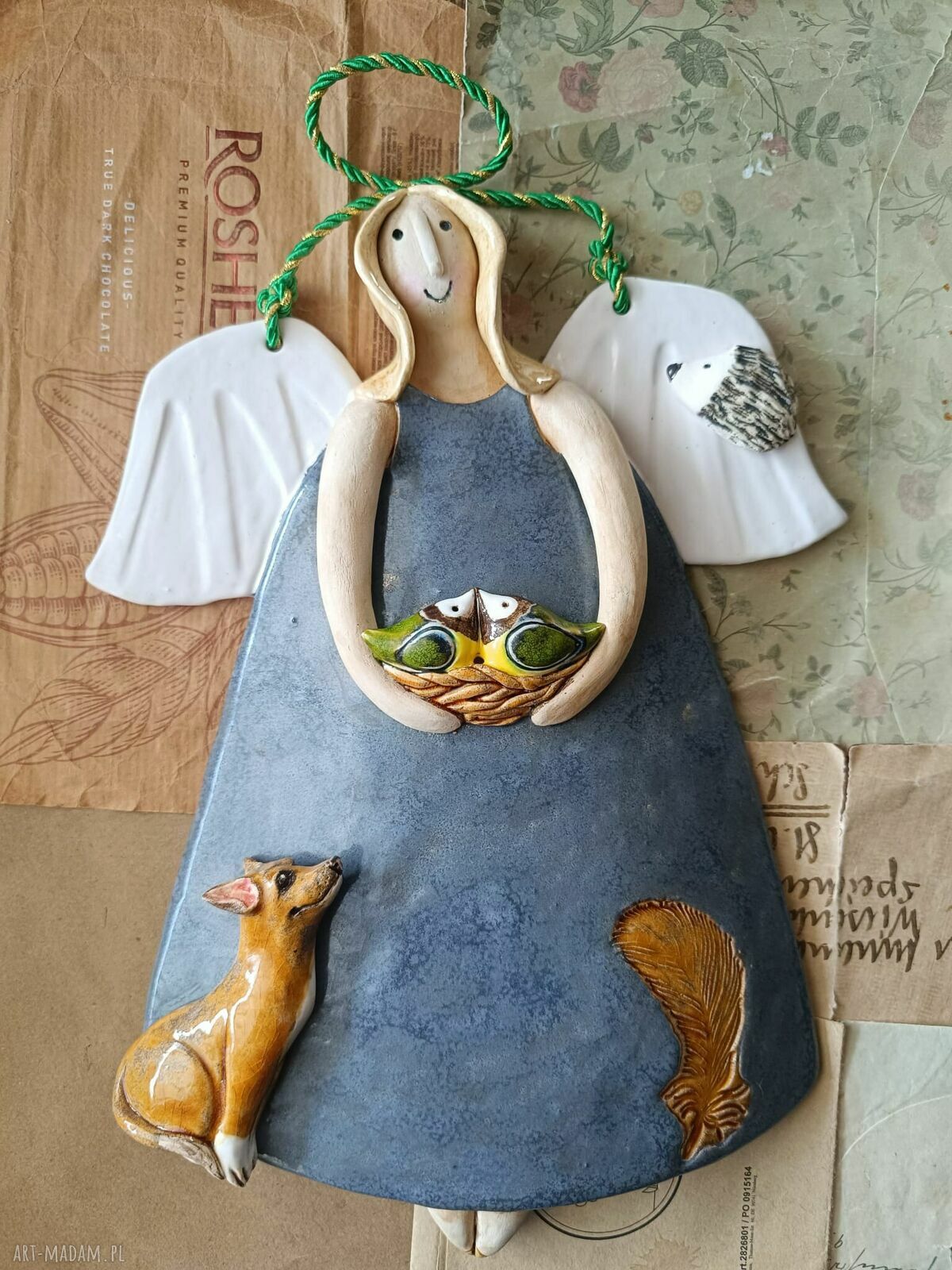 Ceramiczny aniołek z pieskiem i sikorkami - dekoracja na ścianę