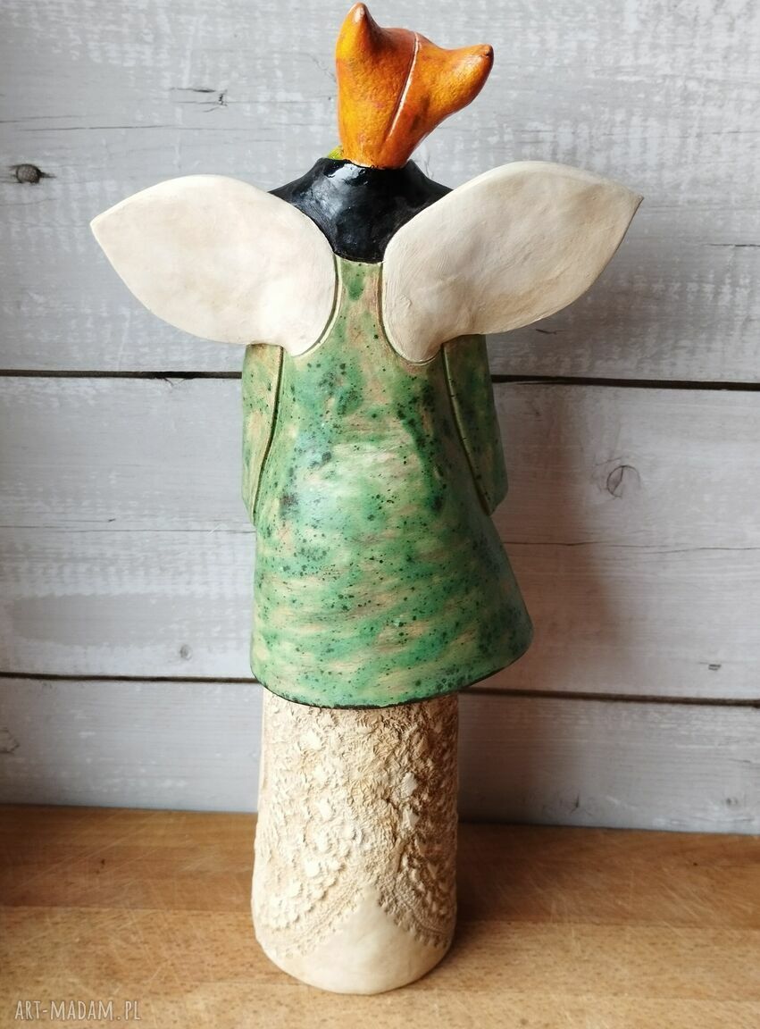 Aniołek ceramiczny z płaszczyku z rudymi różkami - ręcznie robiona dekoracja do domu