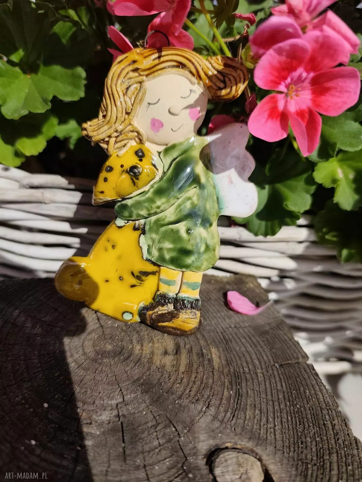 Ceramiczny aniołek z psem - ręcznie robiona figurka