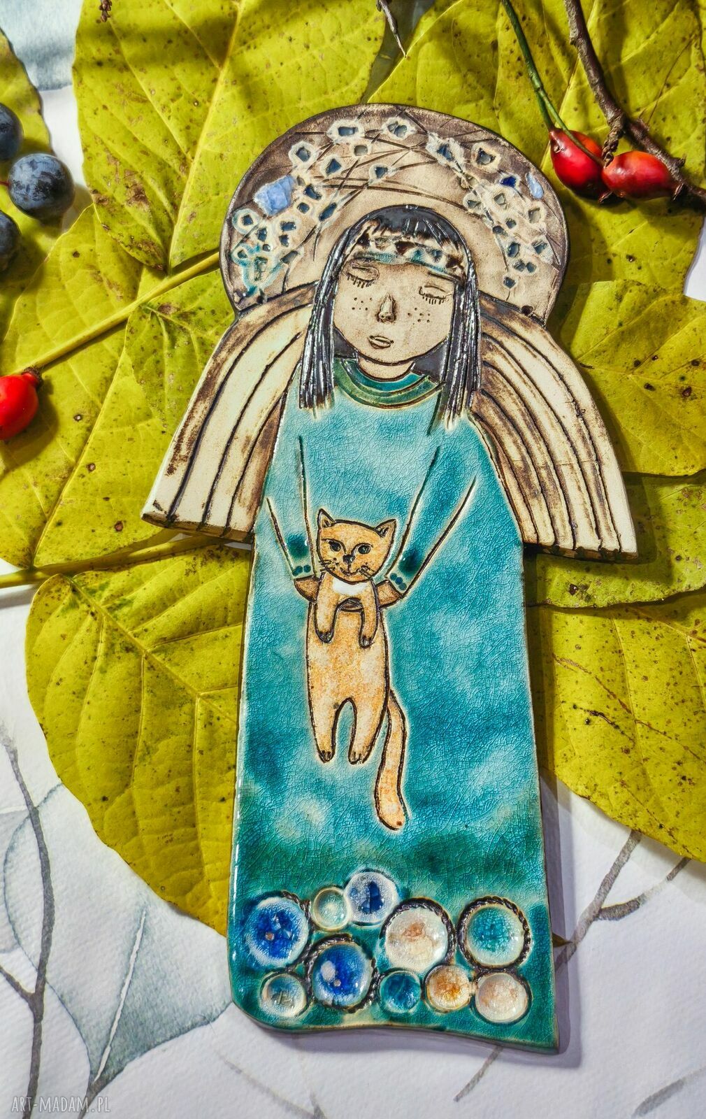 Anioł z rudym kotkiem - ceramiczny powiernik domowej czułości