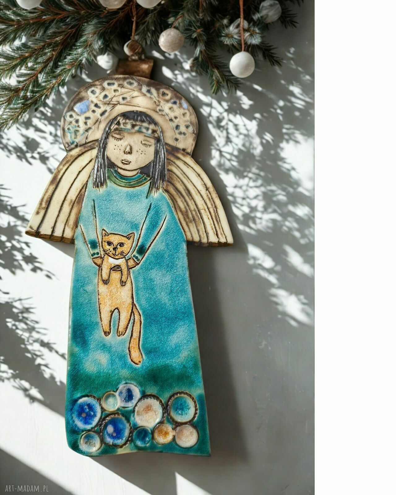 Anioł z rudym kotkiem - ceramiczny powiernik domowej czułości
