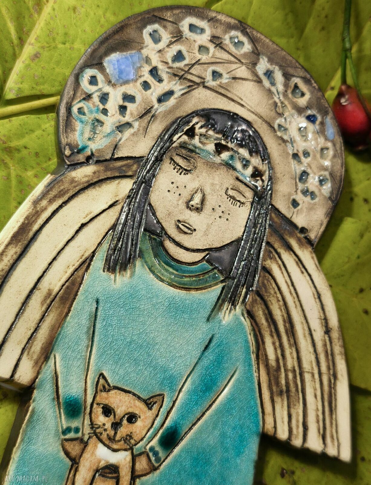 Anioł z rudym kotkiem - ceramiczny powiernik domowej czułości