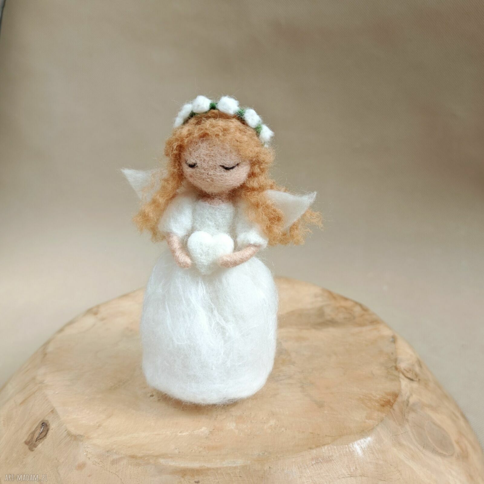 Aniołek z serduszkiem - filcowana figurka anioła stróża na pamiątkę