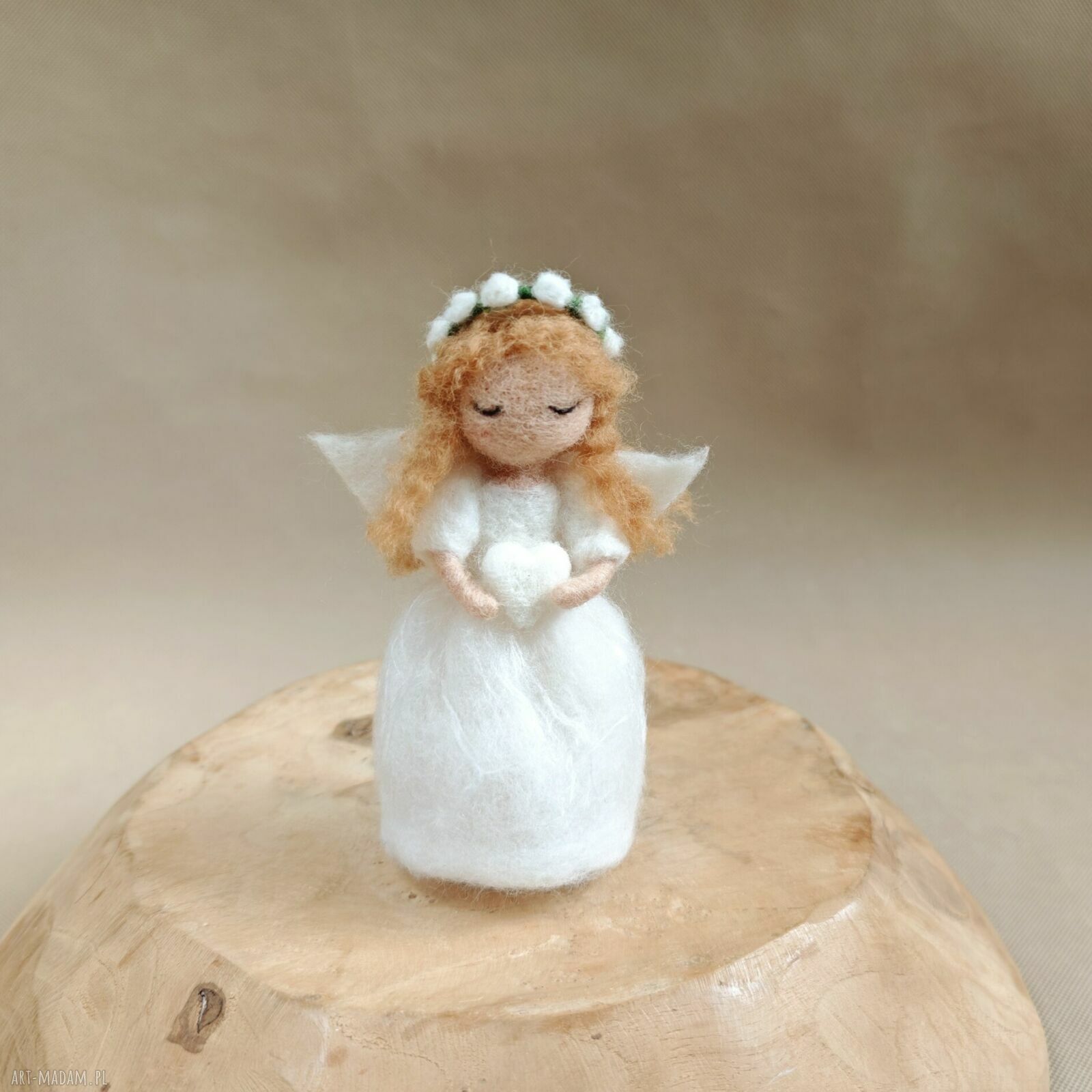 Aniołek z serduszkiem - filcowana figurka anioła stróża na pamiątkę