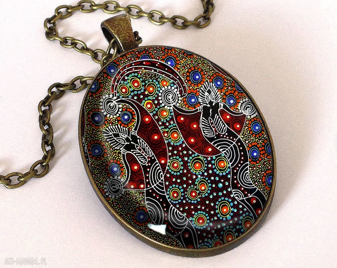 Afrykański taniec owalny medalion łańcuszkiem aftykański antyczny