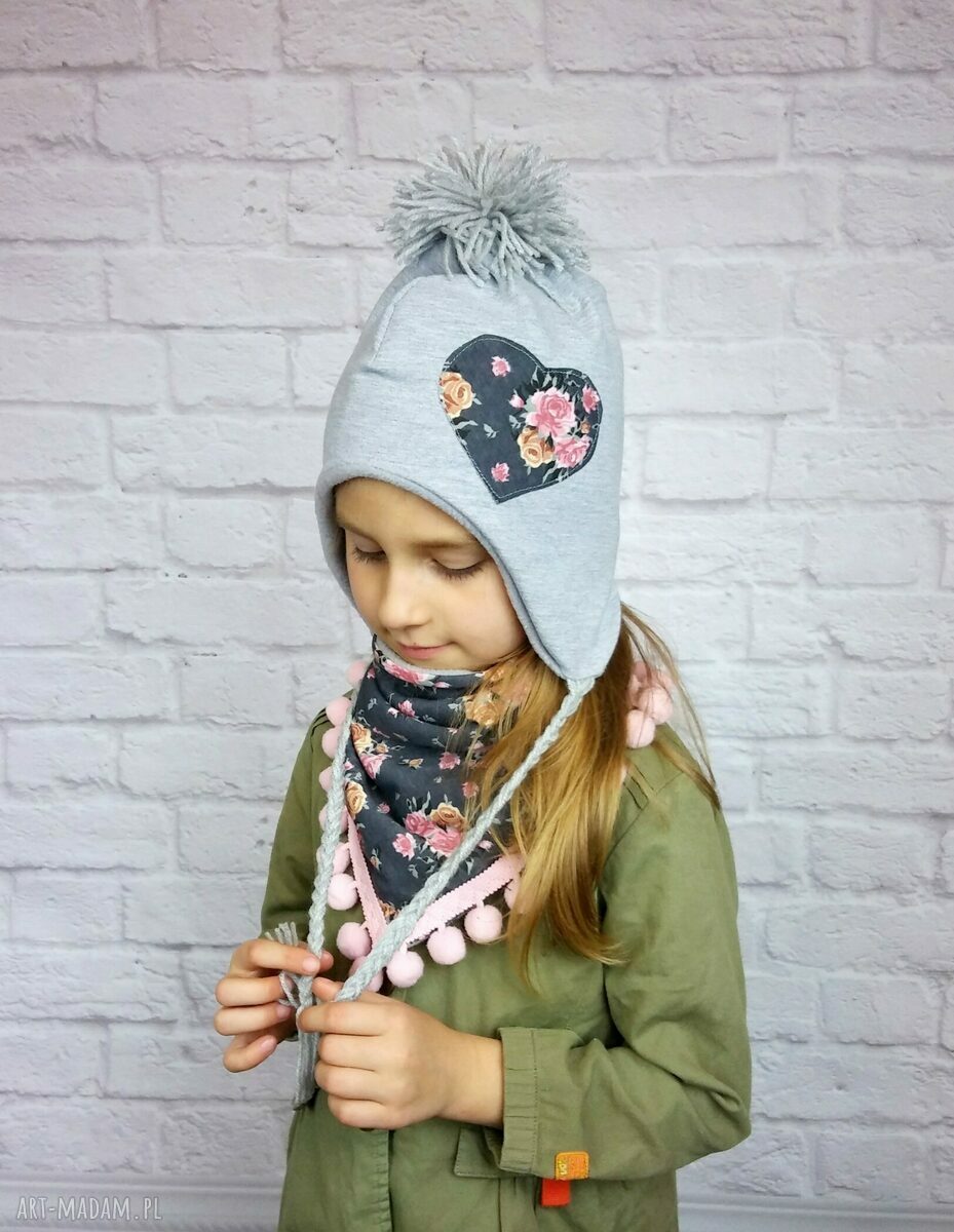czapki: Zimowa czapka pilotka z trójkątem; szara z serduszkiem Ręcznie robione