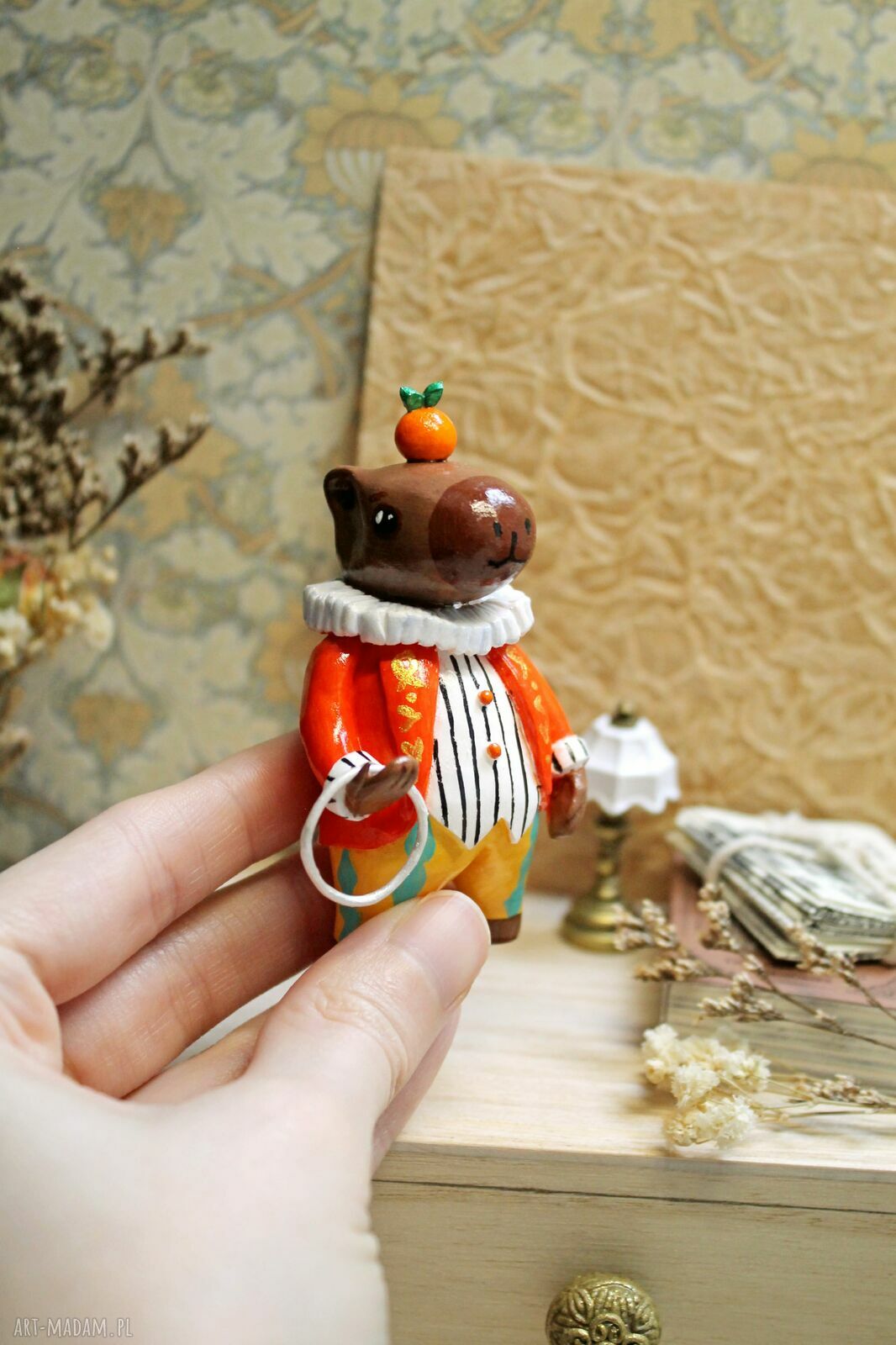 Kapibara artysta cyrkowy - mini figurka kolekcjonerska