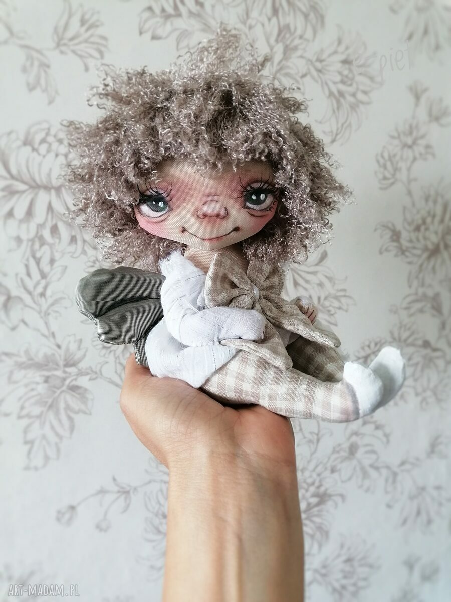 Kudłaty Aniołek - artystyczna lalka kolekcjonerska z tkaniny