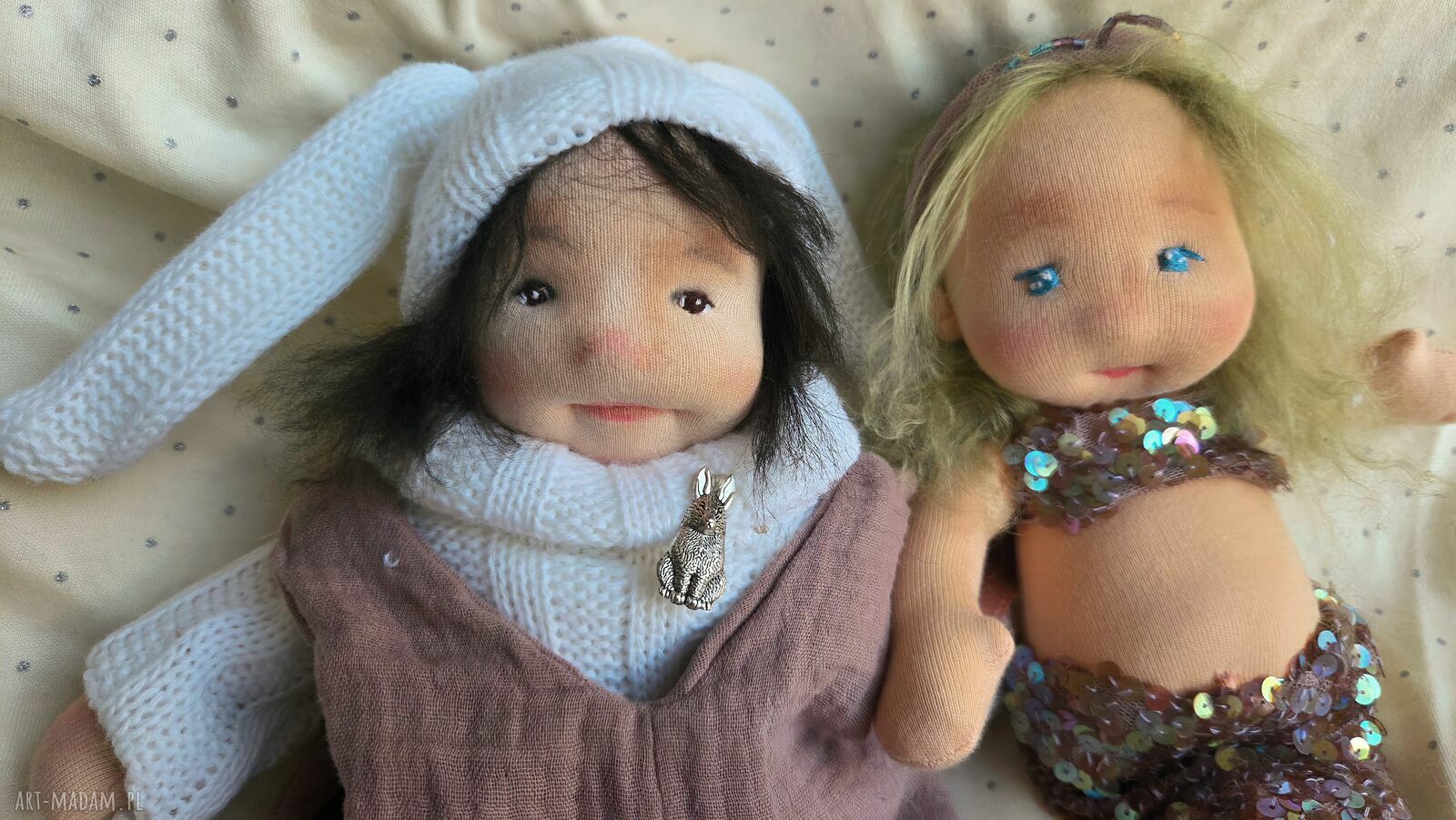 Lalka artystyczna Lilka 32 cm - ręcznie rzeźbiona twarz, haftowane oczy i peruczka z lamy