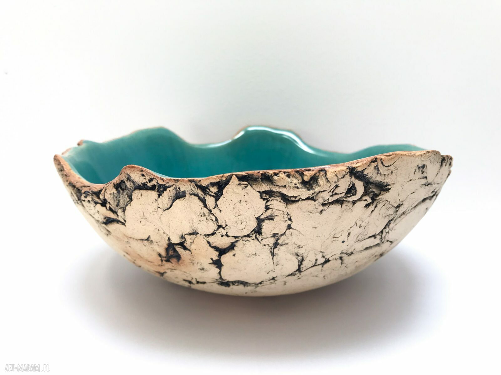 Artystyczna misa ceramiczna z turkusowym wnętrzem