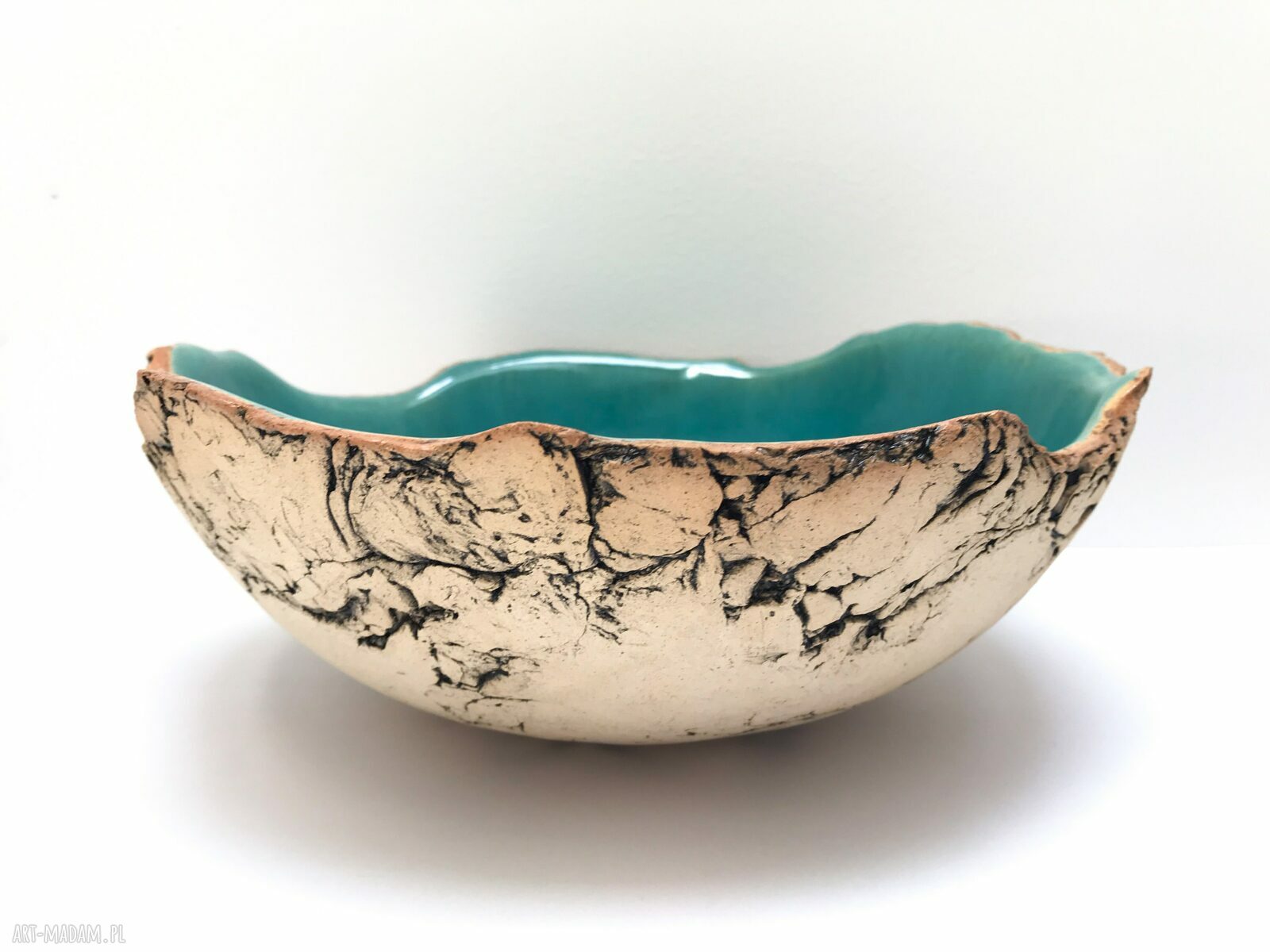 Artystyczna misa ceramiczna z turkusowym wnętrzem