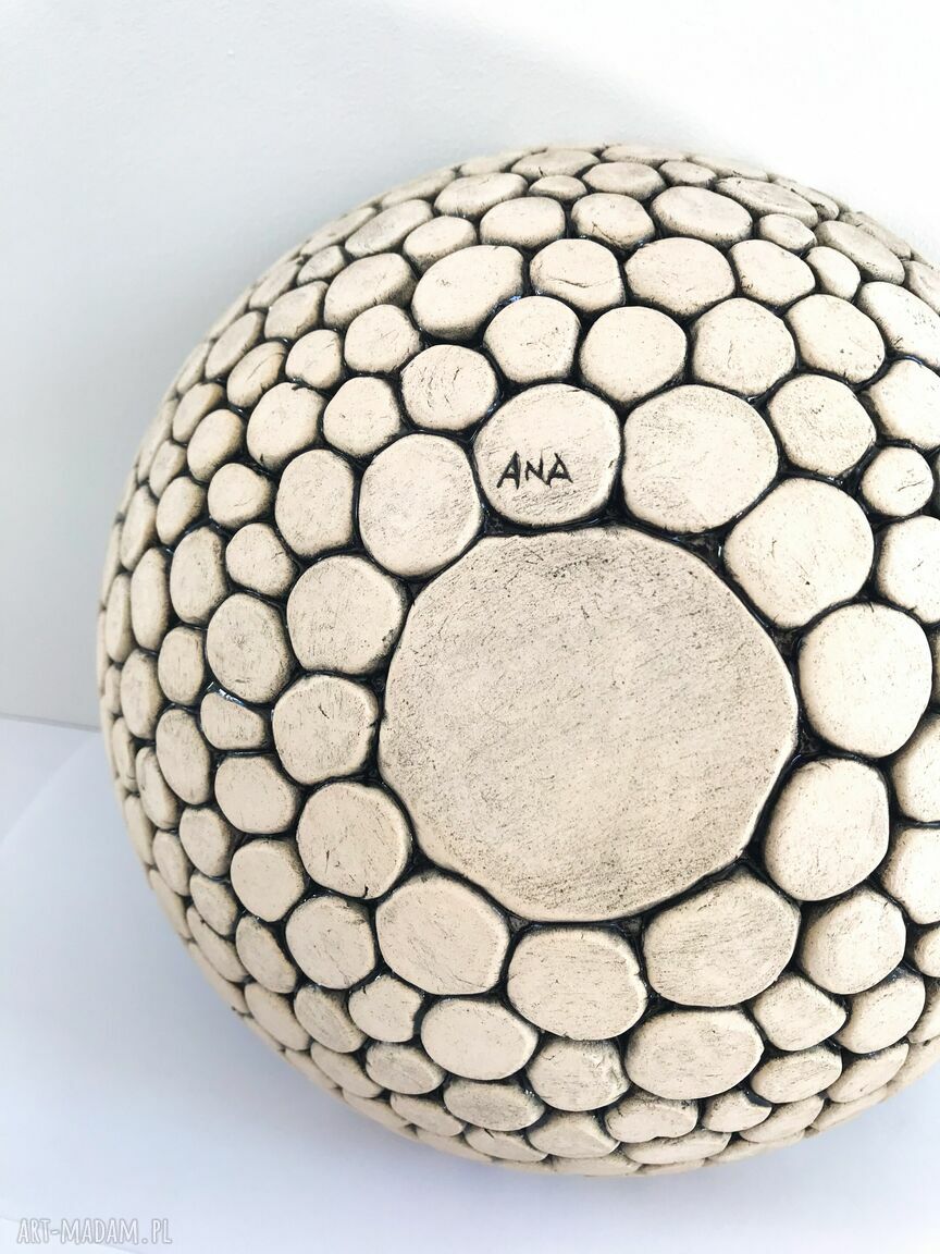 Artystyczna ceramiczna misa z setek ręcznie formowanych kulek