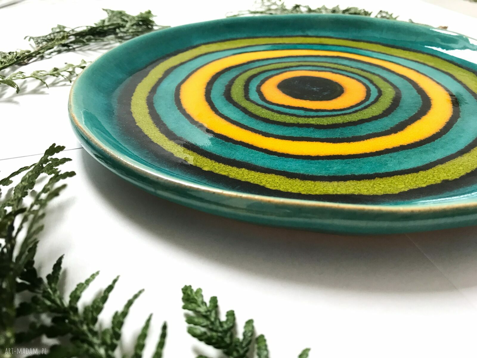 Kolorowy artystyczny talerzyk ceramiczny do dekoracji wnętrza