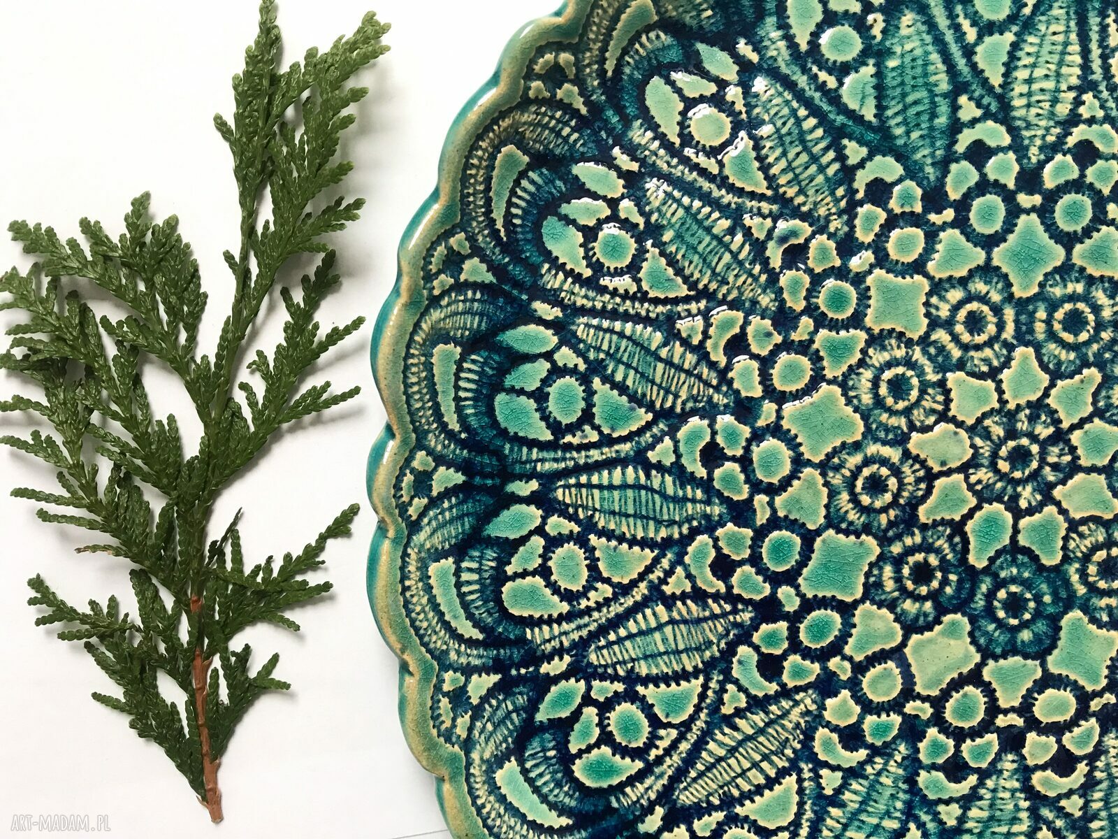 Artystyczny talerz z koronką - ręcznie formowana ceramiczna patera folkowa