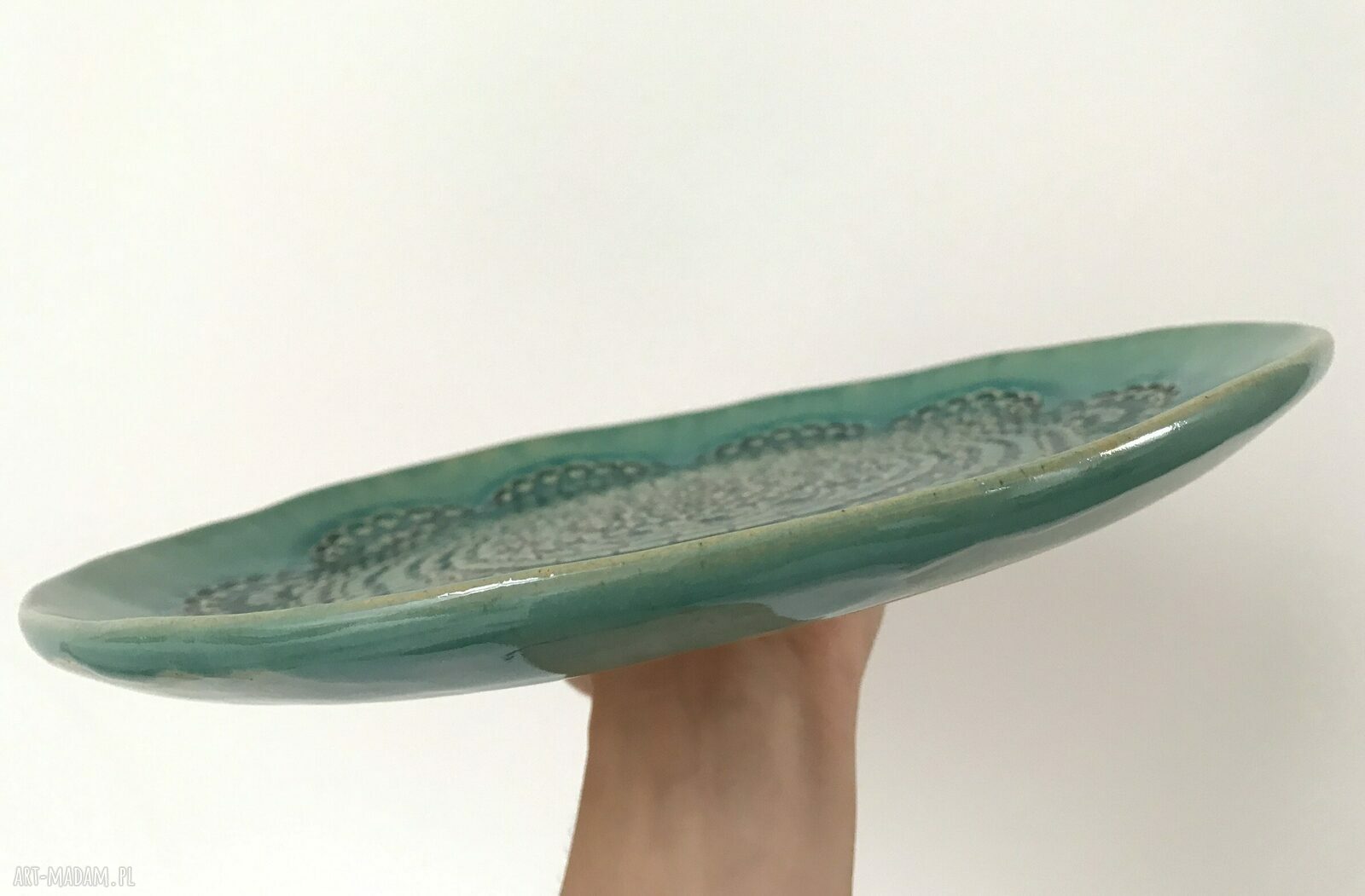 Ręcznie formowany talerz ceramiczny z koronką - dekoracyjna patera z motywem koronki