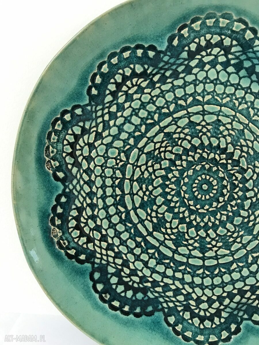 Ręcznie formowany talerz ceramiczny z koronką - dekoracyjna patera z motywem koronki