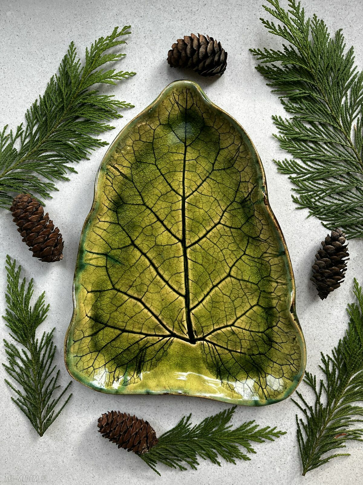 Ceramiczna patera w kształcie liścia łopianu