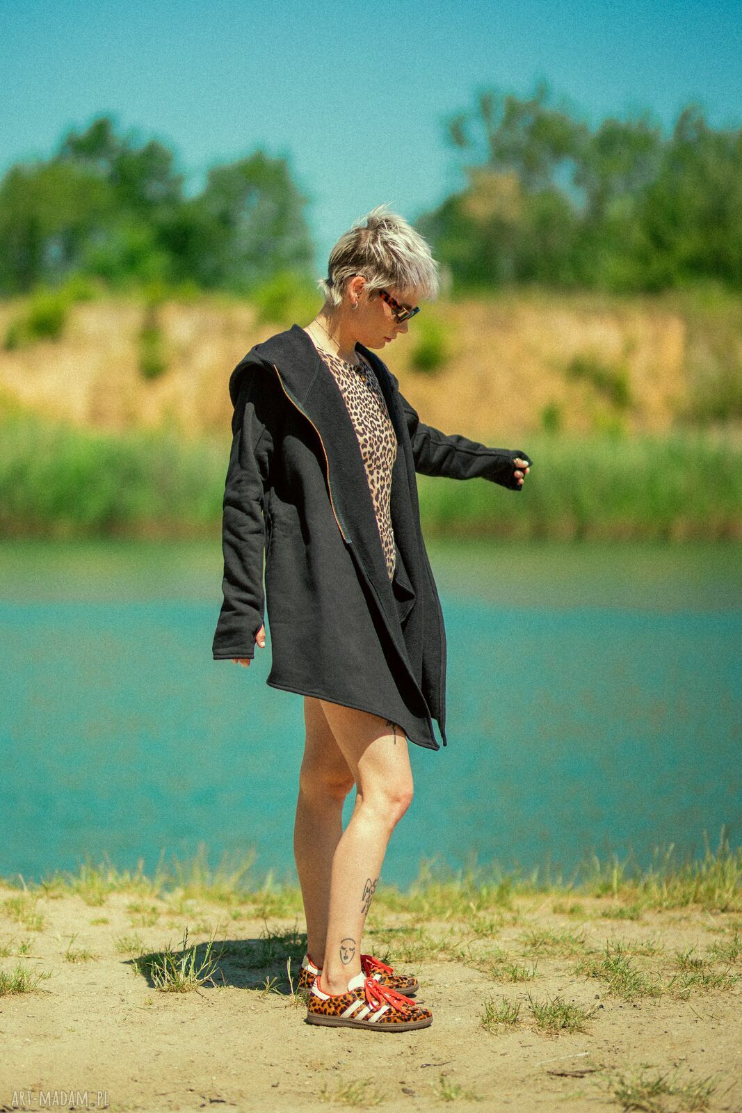 Asymetryczna czarna bluza z kapturem na zamek